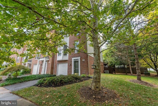 Building Photo - 4273 Upper Park Dr