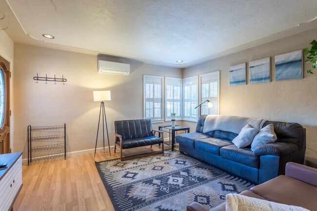 Living Room - 925 Gold St