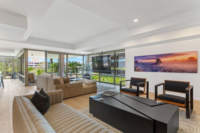 Building Photo - 7147 E Rancho Vista Dr