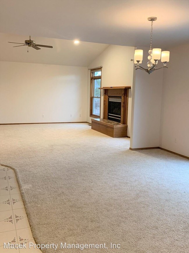 Foto del edificio - 5 br, 3 bath House - 3113 Fern Dr.
