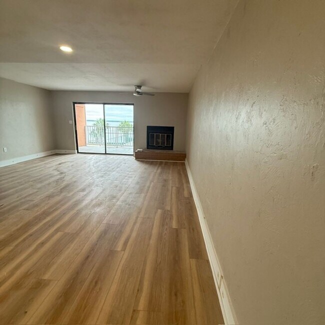 Foto del edificio - Bay Front Condo for Rent