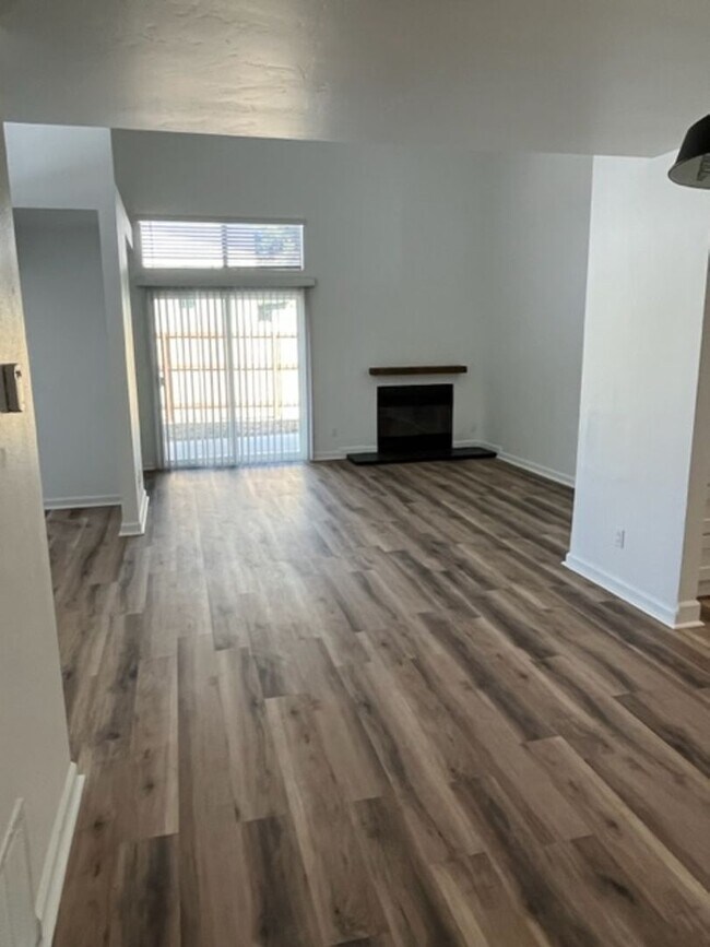 Foto del edificio - Newly remodeled attached house - 1/2 Off F...