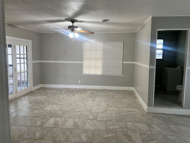 Foto del edificio - 1704 Laurel Oaks Dr