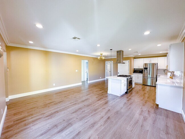Foto del edificio - Gorgeous 3 Bedroom 2 Bath Updated Front House for Lease Near SoFi! (Building of ADU in the back)