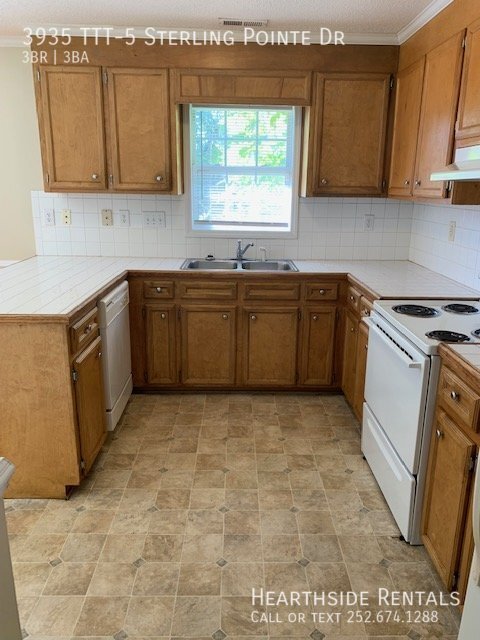 Building Photo - 3 Bed / 2.5 Bath Townhouse in Sterling Pointe