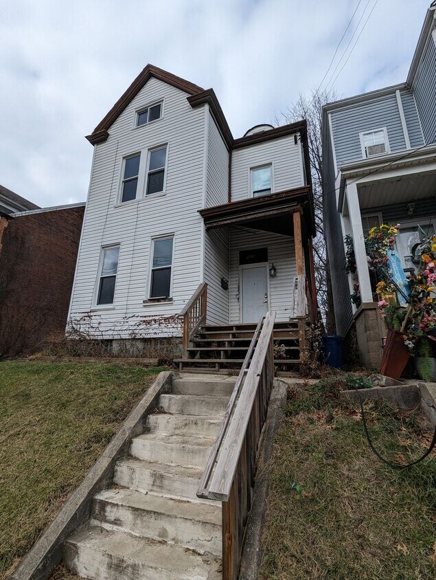 Primary Photo - Large 3 Bedroom 1.5 Bathroom House (Marsha...