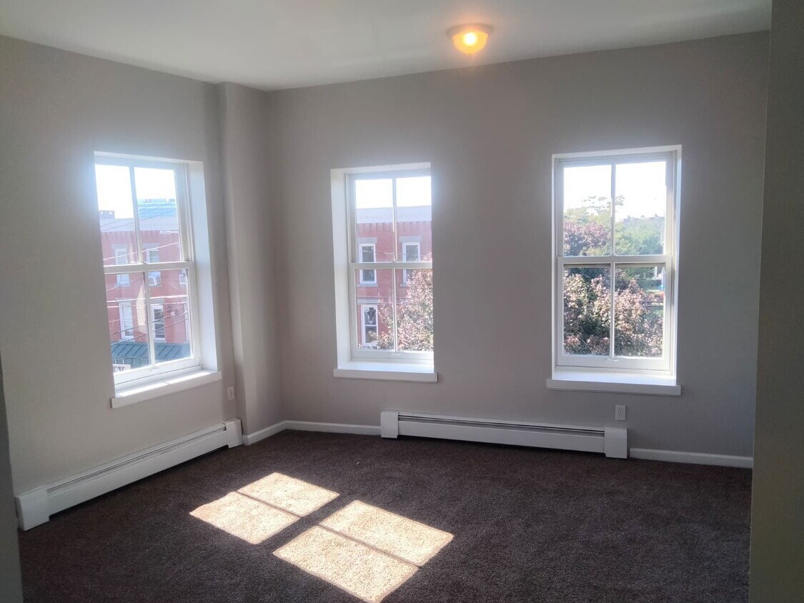 Foto principal - 588-612-612 E Main St