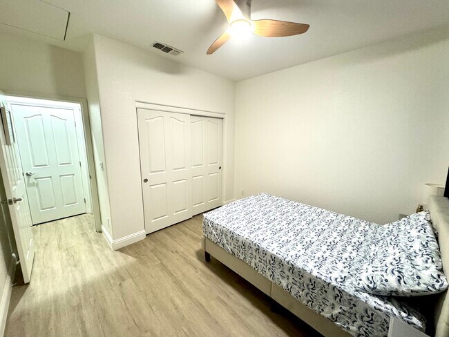 Foto del edificio - 464 W Callado Ave