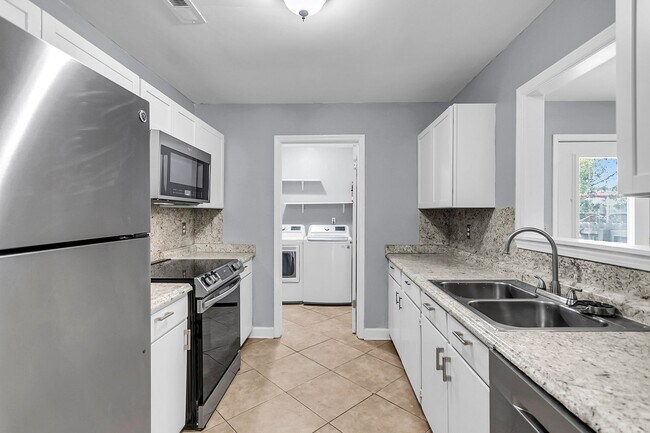 Building Photo - Inviting Home in the Heart of Goose Creek