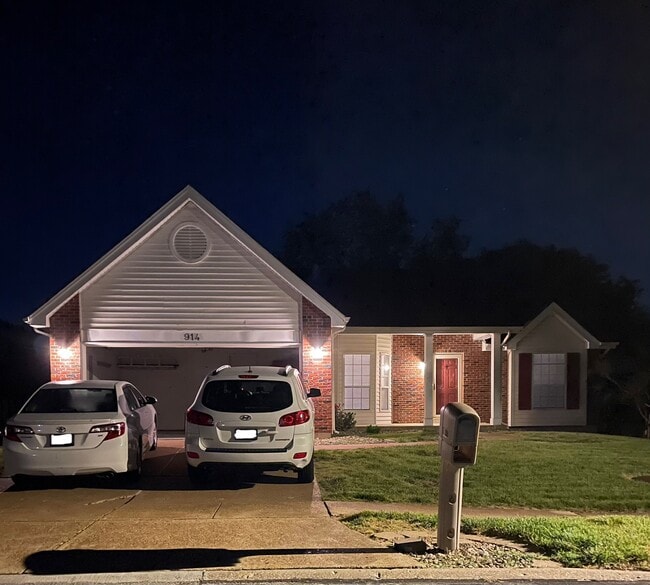 Building Photo - 914 Shandra Dr
