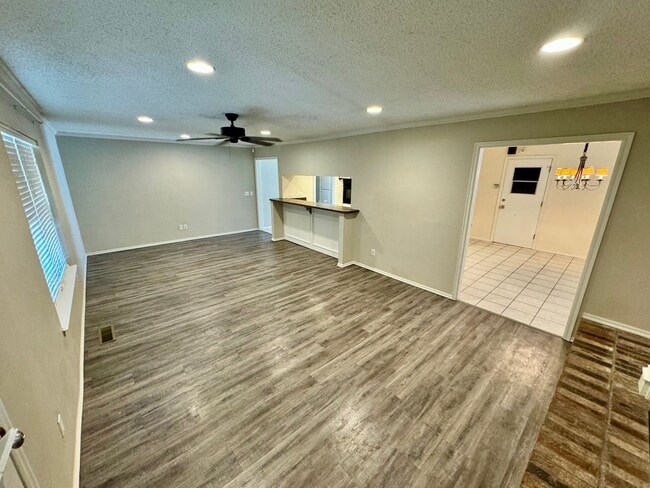Foto del edificio - 3 bed 2 bath house with garage
