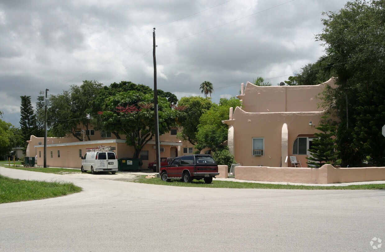 Alternate Building View - Osceola Apartment Hotel