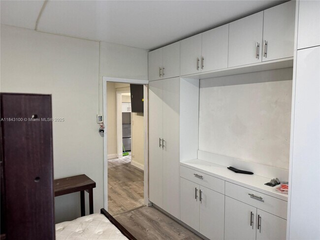 Foto del edificio - 4730 Pine Tree Dr