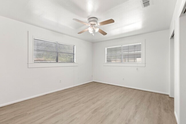 Foto del edificio - 1418 E Cres Dr