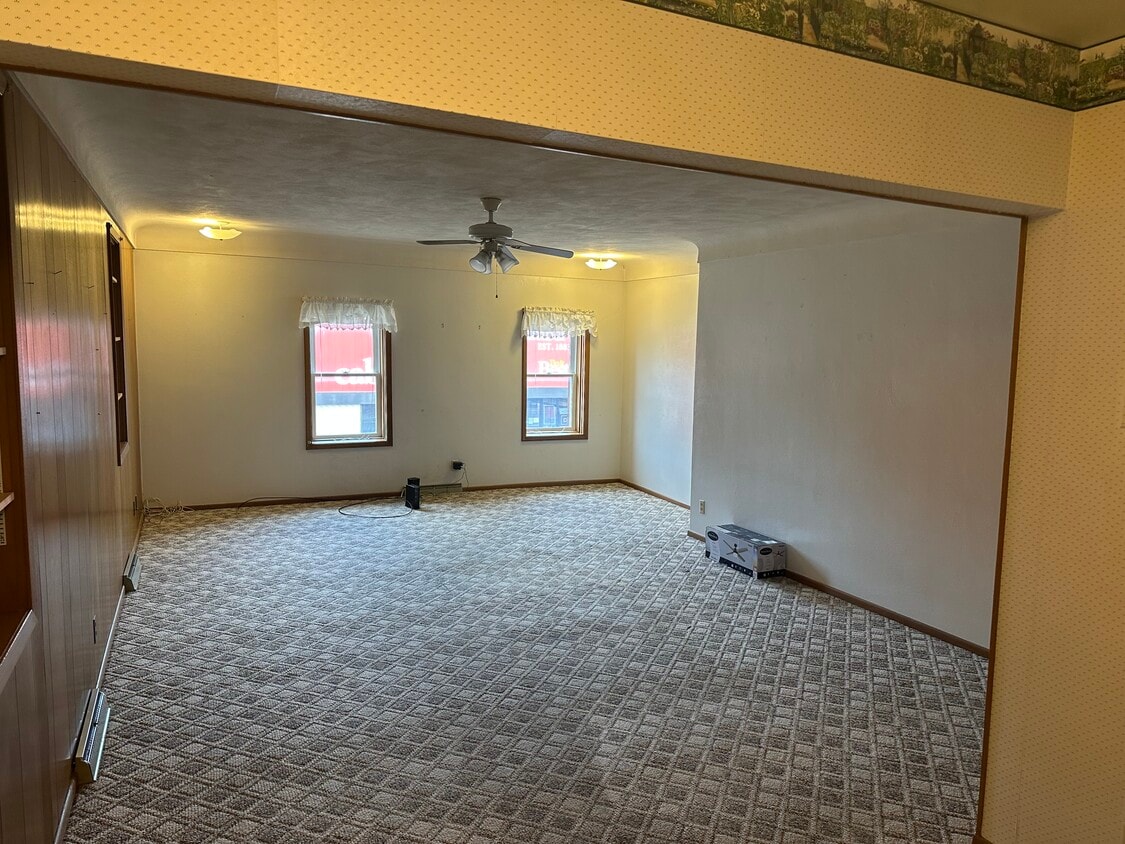 Living room - 420 N Cedar Ave