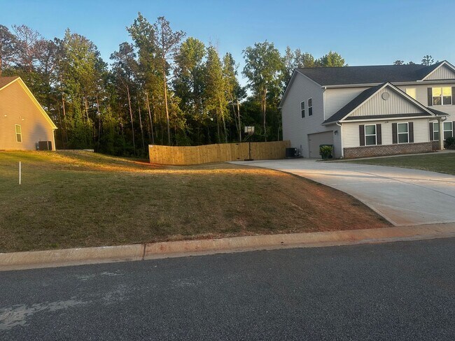 Building Photo - 4BR/2.5BA | Newly Renovated Single Family Home | Fully Fenced Backyard| In  Milledgeville!