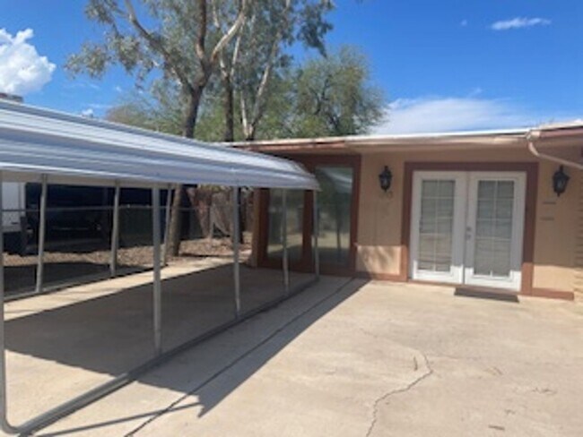 Foto del edificio - Beautiful spacious house in super location within walking distance and right across from the Reid...