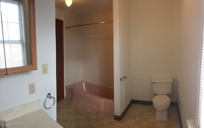 Building Photo - 1 Bedroom 1 Bathroom House in Millvale