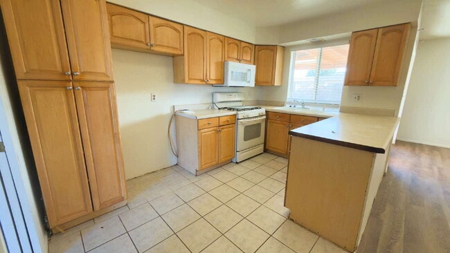 Building Photo - "Spacious 4-Bedroom Oasis in Phoenix with 2 Full Baths - 1,670 Sq Ft of Comfort!"