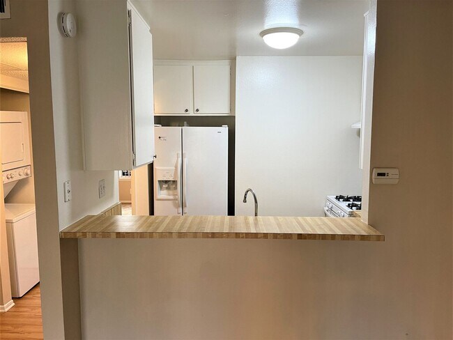 Building Photo - PET FRIENDLY One Bedroom Condo in a Peacef...