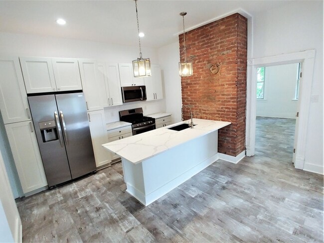 Photo - Top Notch Huge Stand Alone House - Quartz ...