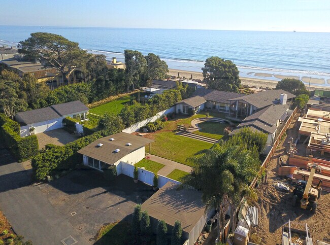 Building Photo - 4535 Avenue Del Mar