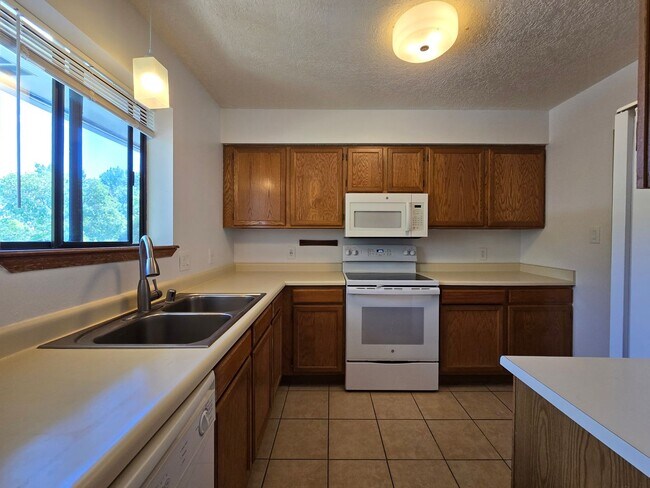Foto del edificio - Centrally Located Quiet 2nd Story Condo unfurnished