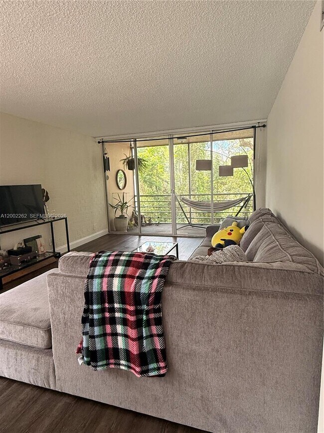 Building Photo - 9440 Live Oak Pl