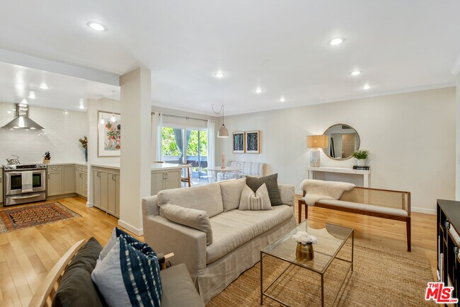 Foto del edificio - 8550 Holloway Dr