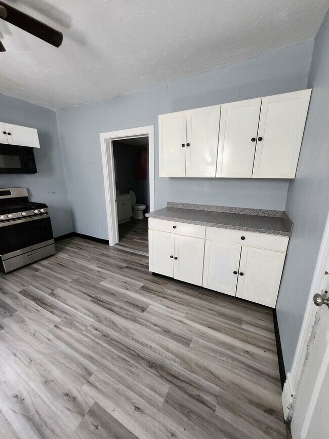 Building Photo - 4 bedroom.2 bathroom single family home