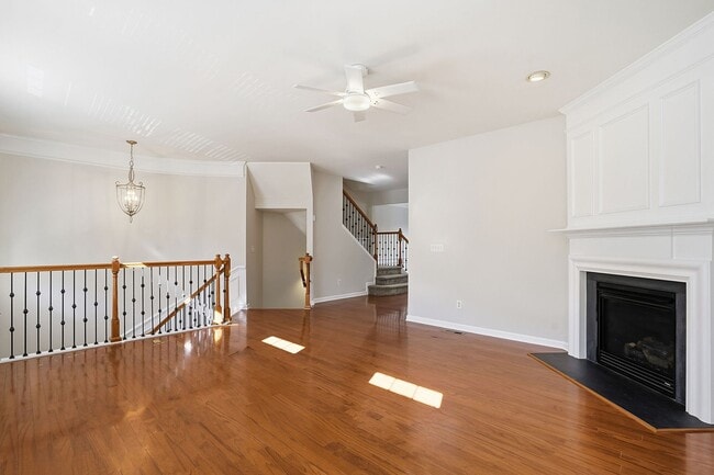 Foto del edificio - STUNNING TOWNHOME-AVAILABLE FOR IMMEDIATE ...