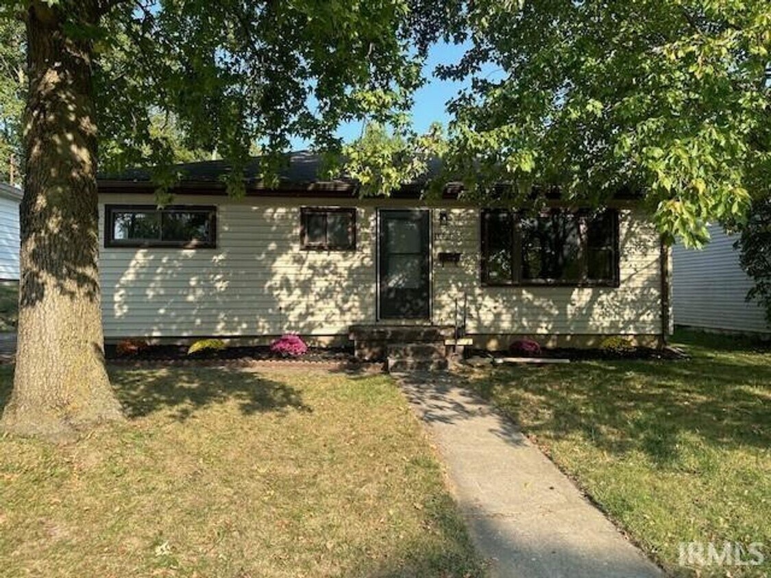 Foto principal - 4 Bedroom, 2 Bath Home with Fenced Yard