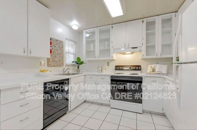 Foto del edificio - 2450 W Bayshore Rd