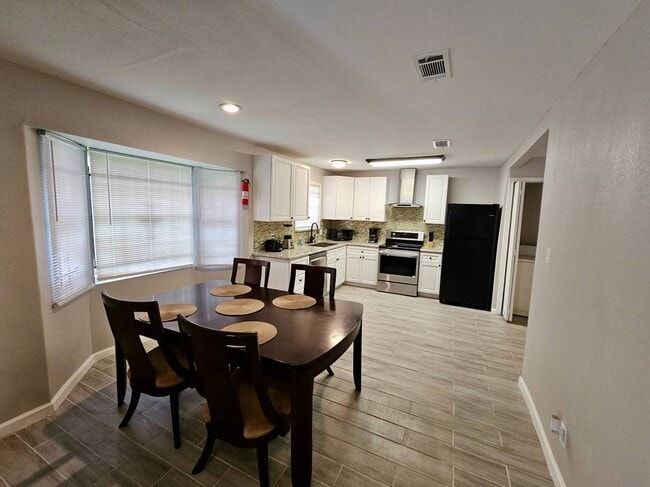 Foto del edificio - 5840 Oleander St