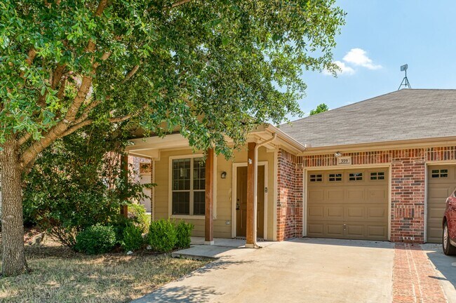 Building Photo - Beautiful 3 Bedroom Duplex Located in Gran...