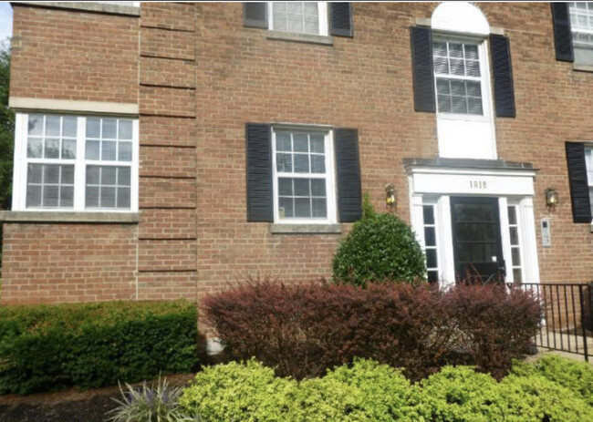 Building Photo - 1818 W Abingdon Dr