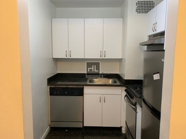 Building Photo - Luxury 5th Avenue 1 Bedroom - Available Now