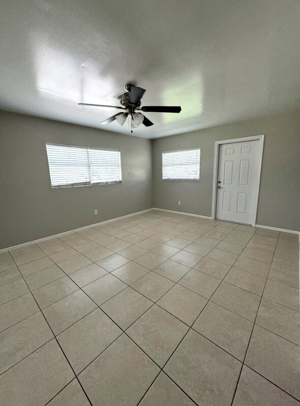 Foto del edificio - 8253 Beacon Blvd