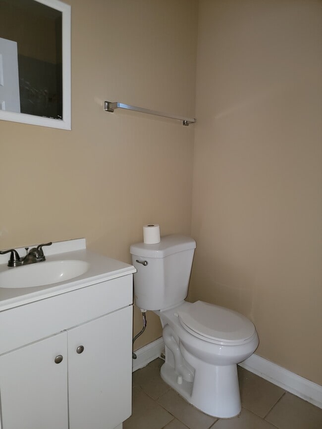 Bathroom 2 - 1724 W Edmaire St