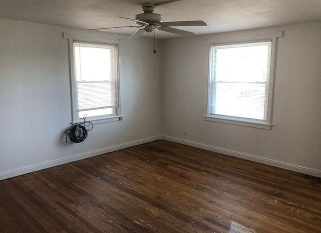 Living room - 483 N Prospect St