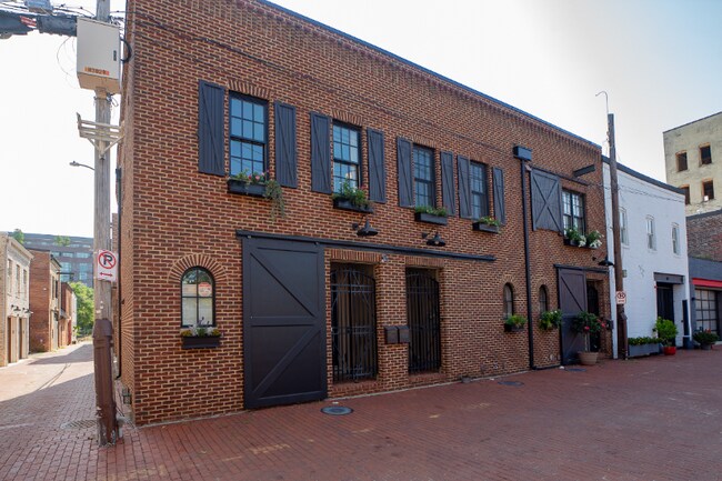 Foto del edificio - 1325 Naylor Ct NW