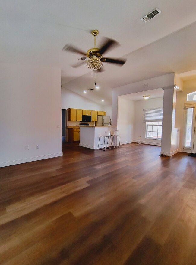 Foto del edificio - Beautiful 3 Bedroom 2 Bathroom Bungalow in...