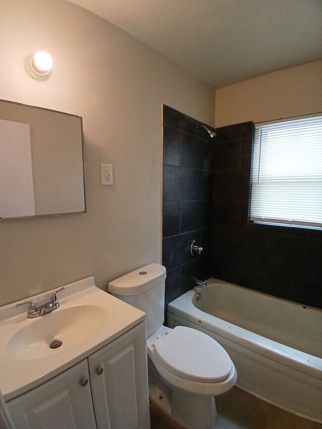 Building Photo - Delightful 2 bedroom 1 bath duplex - Open ...