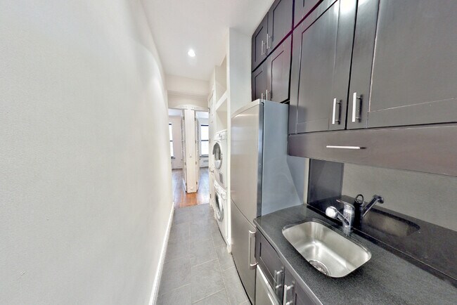 Building Photo - 424 W 51st St