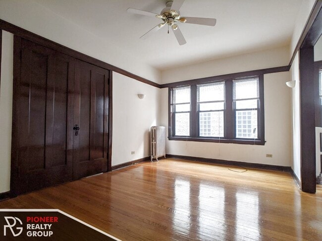 Building Photo - 820 W Waveland Ave