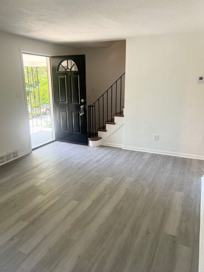 Building Photo - Fully remodeled 4 bedroom, 1.5 Bathroom in...