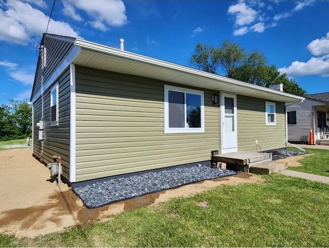 Building Photo - 213 Victoria Dr