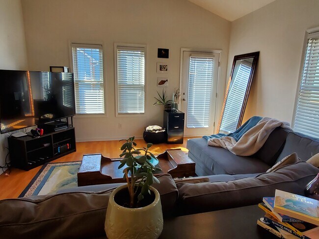 Foto del edificio - 1639 N College Ave