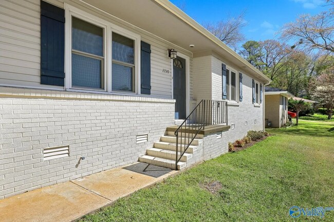 Building Photo - 2220 Viscount Dr NW