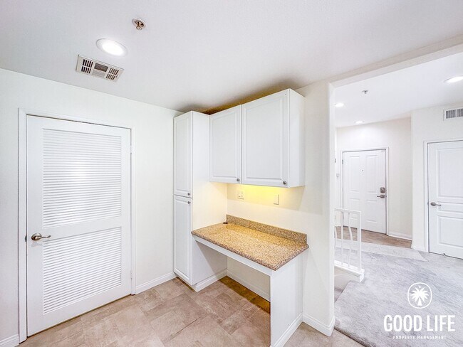 Foto del edificio - OC: Spacious 2BD/2.5BA Condo in Irvine with Resort-Style Amenities, Private Balcony & In-Unit Lau...